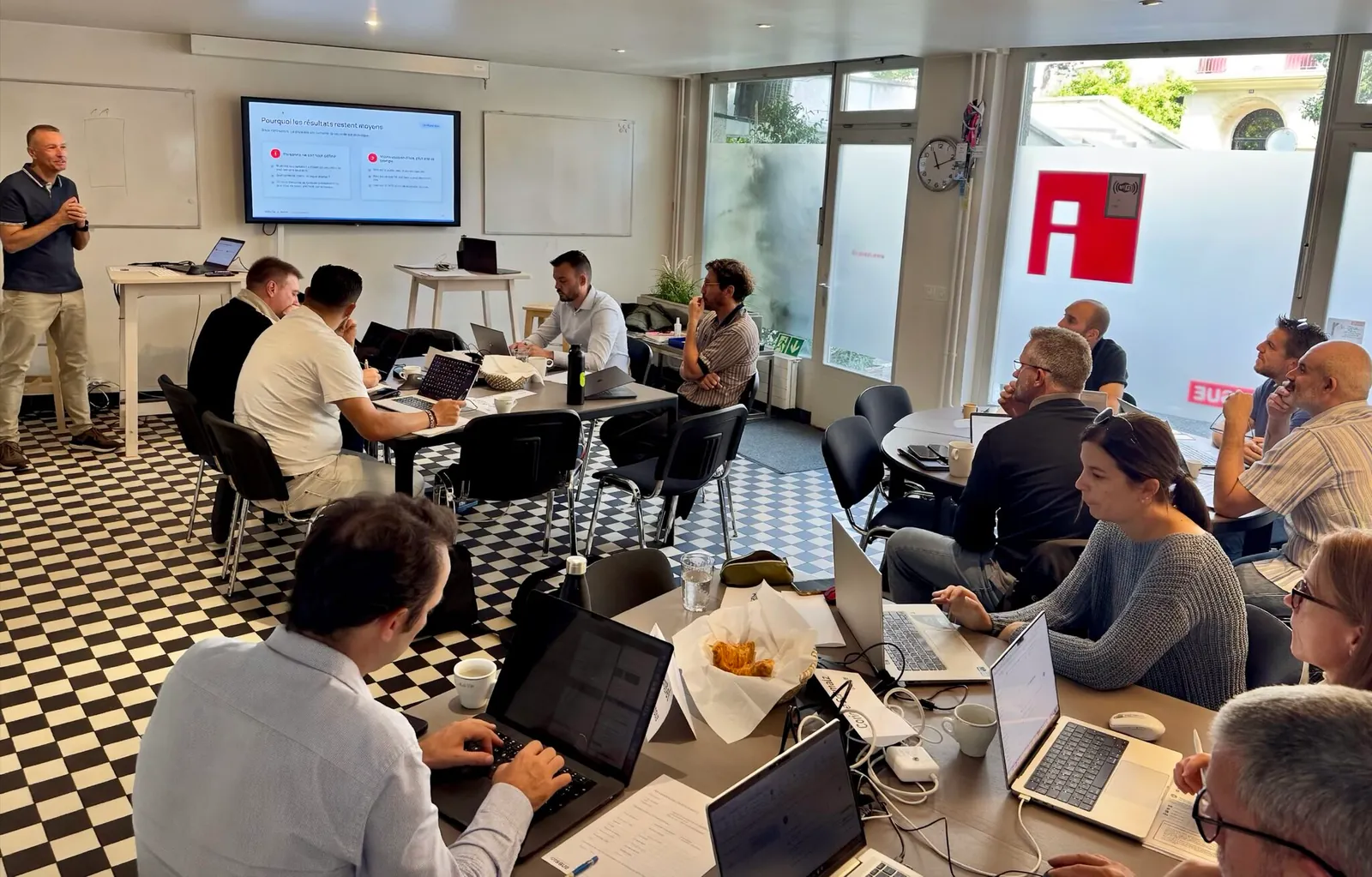 Jean-Jacques Rossmann face aux participants de la formation &laquo;&nbsp;IA g&eacute;n&eacute;rative & gestion des &eacute;v&eacute;nements&nbsp;&raquo;, le 17 septembre 2026, dans les locaux de l'iSSUE &agrave; Gen&egrave;ve